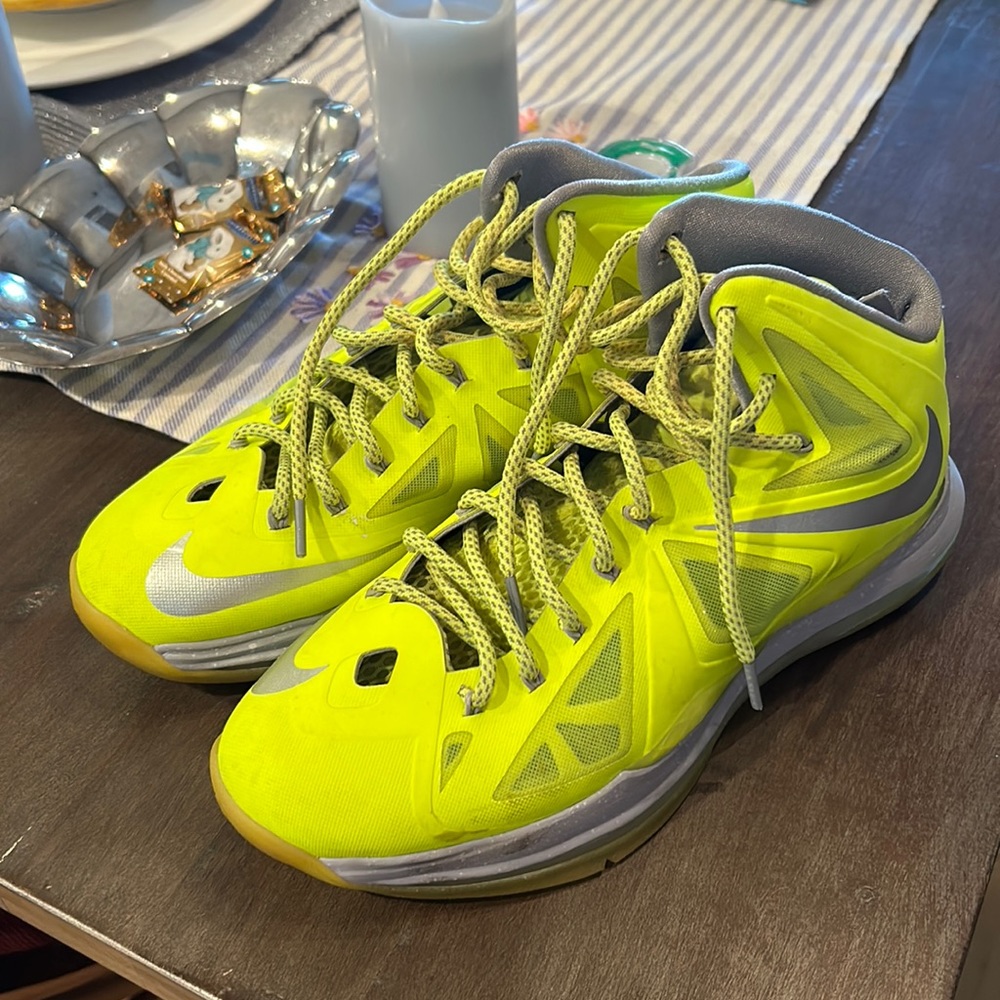 NIKE Lebron basketball shoes